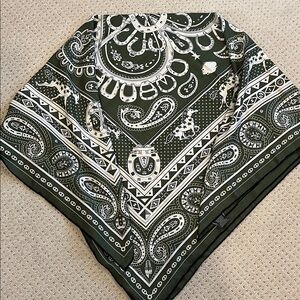 Green and White Paisley wool/silk 140x140cm scarf. NWT